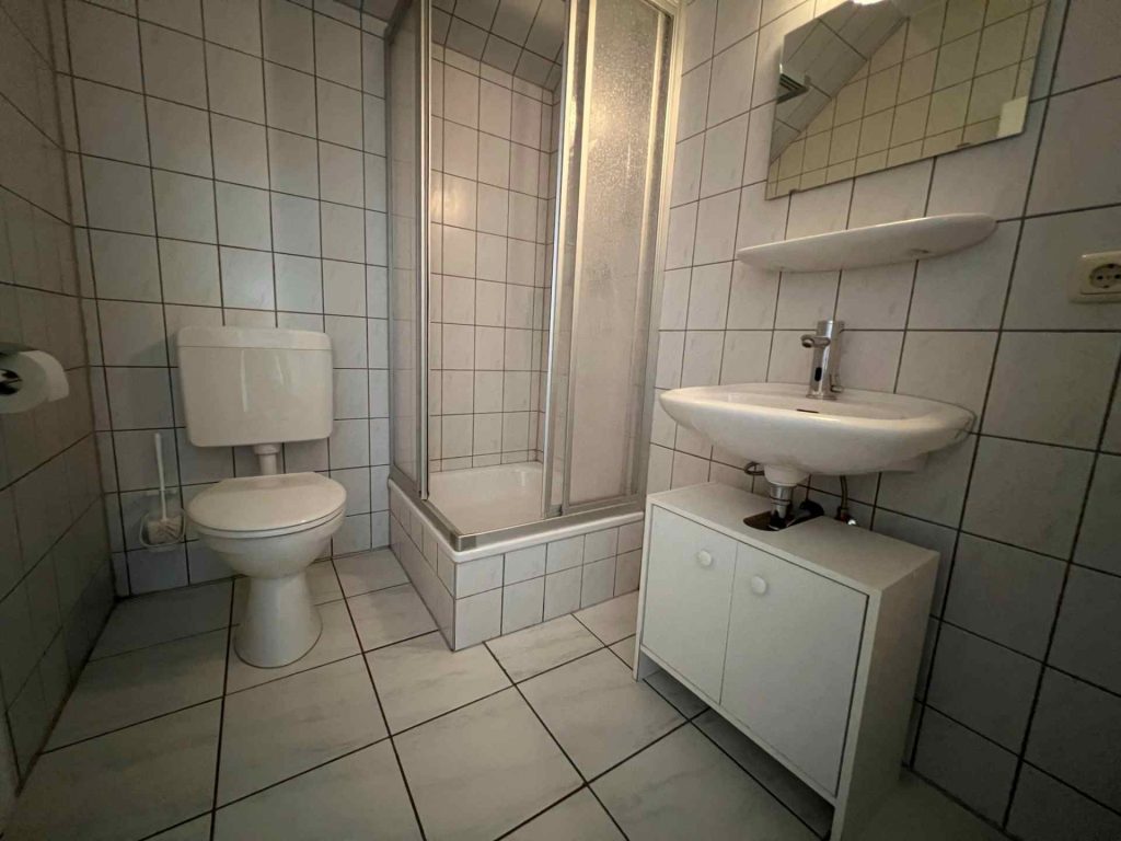 Badezimmer mit Dusche und WC
