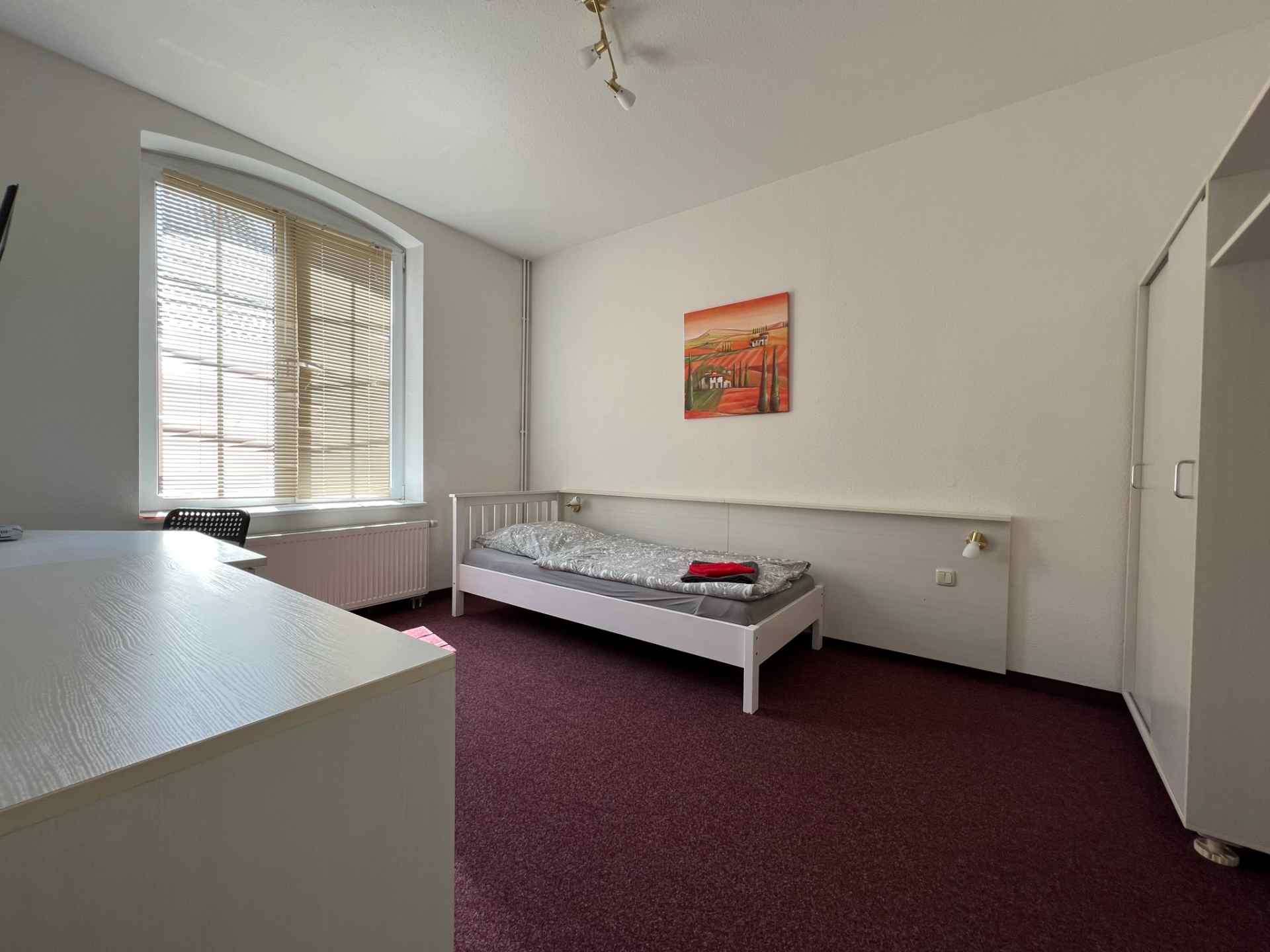 Helles Schlafzimmer mit Bett