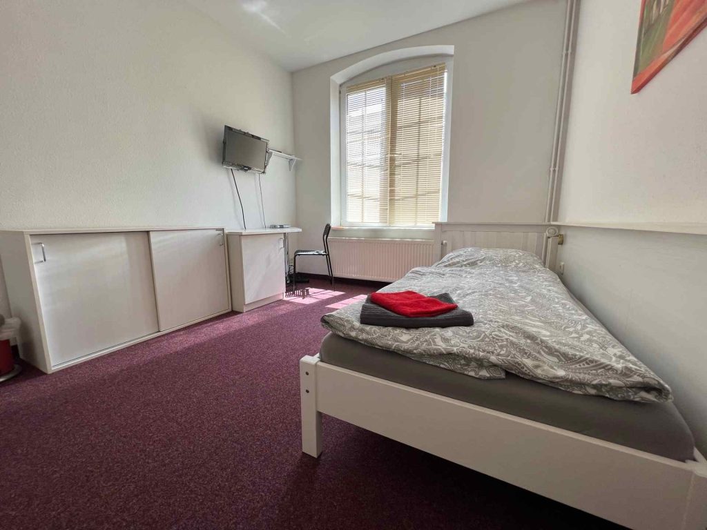 Einfaches Zimmer mit Bett