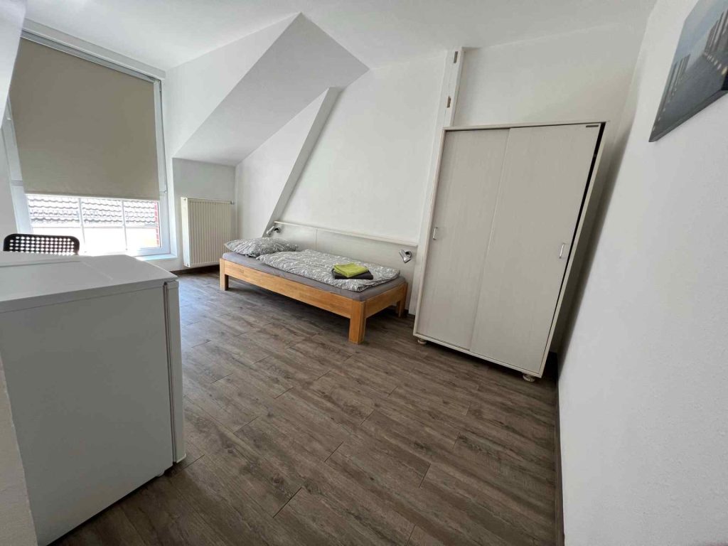 Helles Zimmer mit Einzelbett
