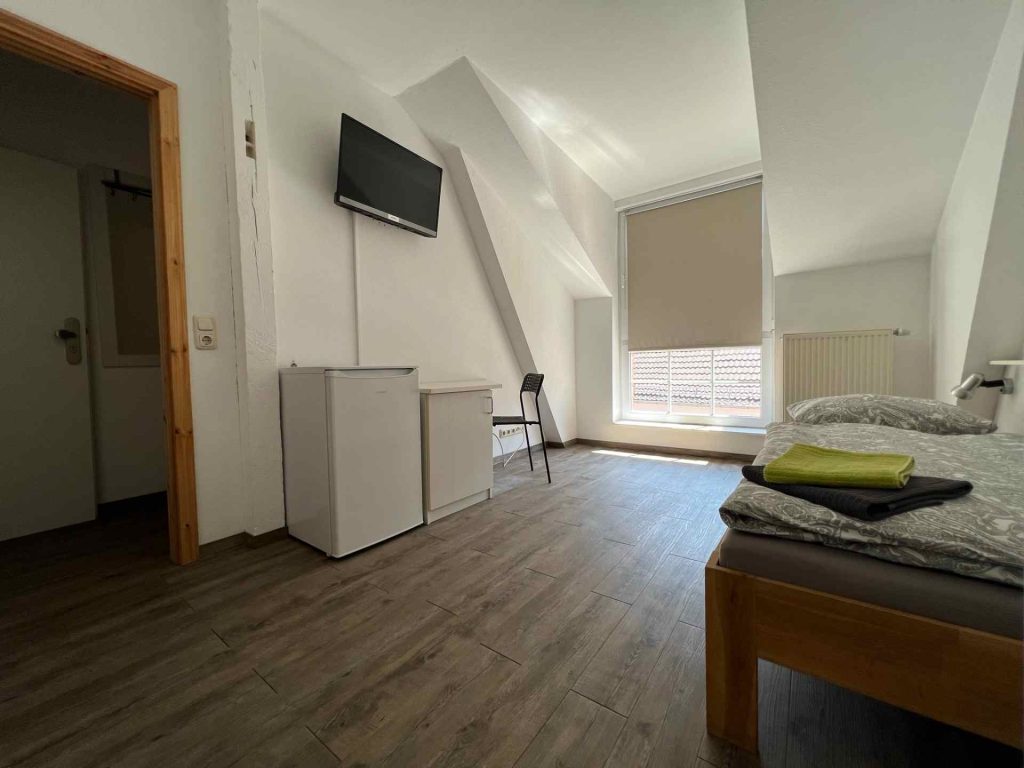 Helles Zimmer mit Fernseher