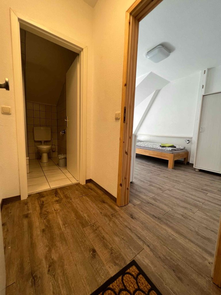 Flur mit Badezimmer und Schlafzimmer