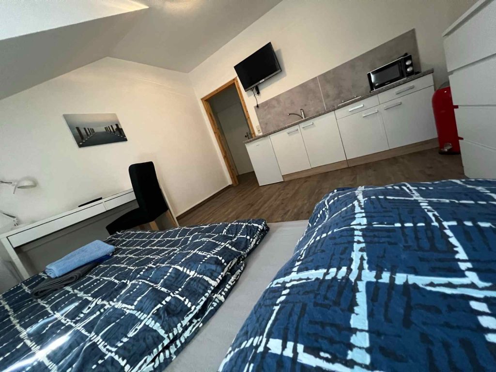 Helles Zimmer mit Küche