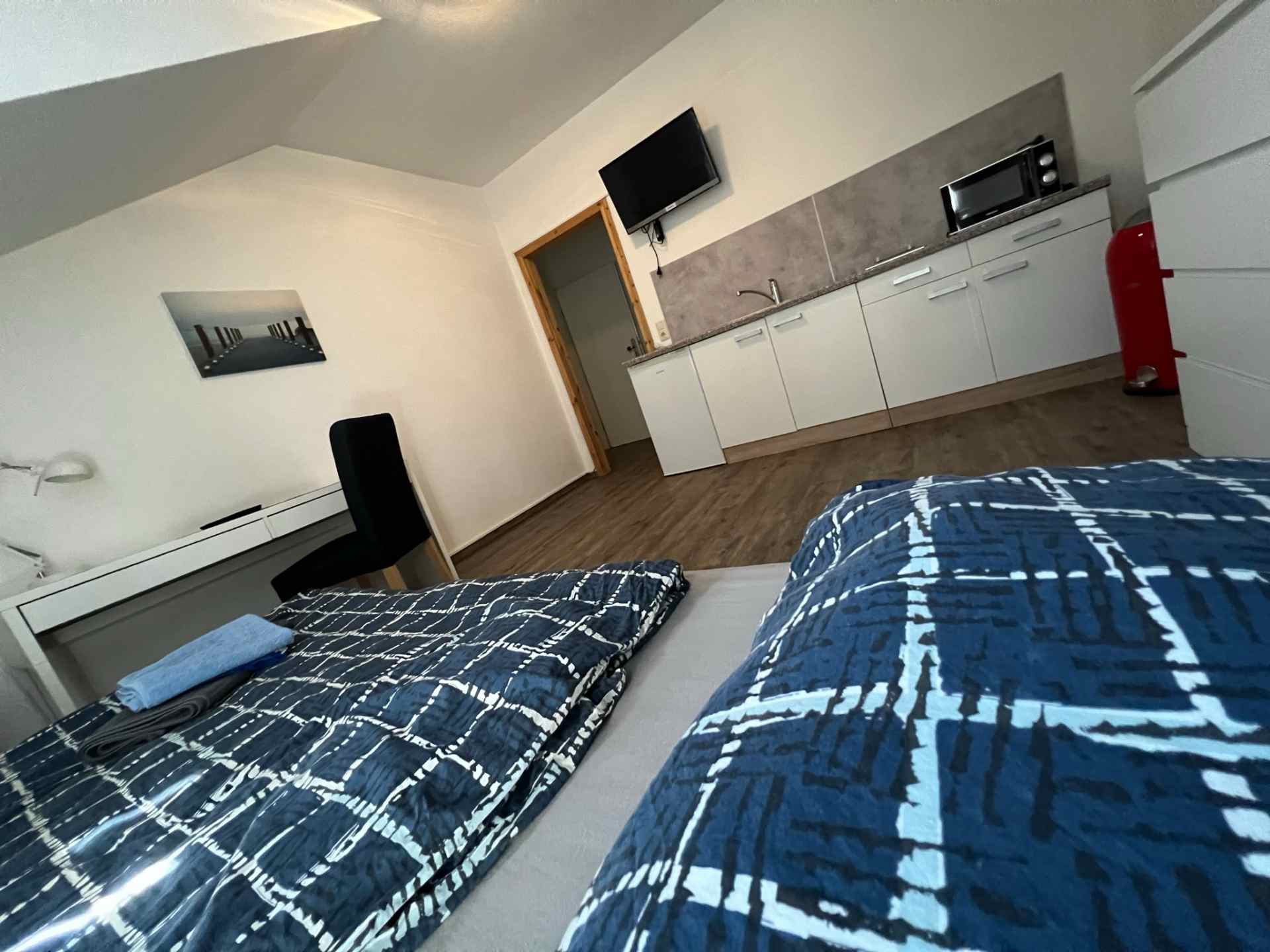 Ein einfaches Schlafzimmer mit Küche