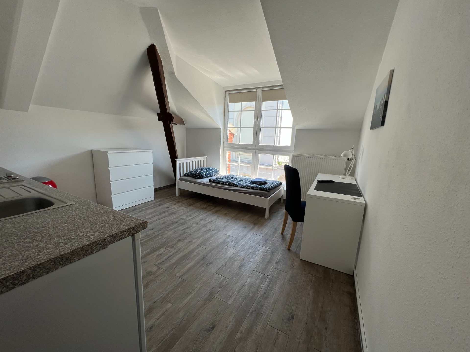Helles Zimmer mit Schreibtisch
